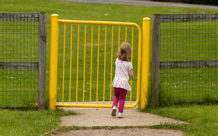 Description_of_image_used_in_impact_of_neglect_pre_school_child_toddler_alone_outside