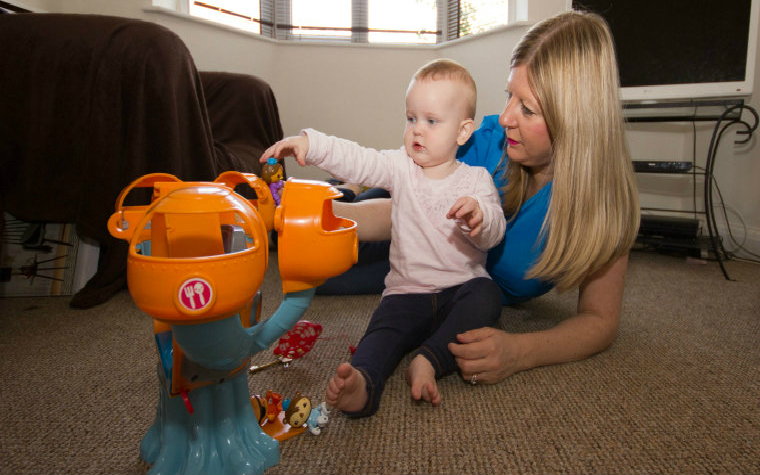 Description_of_image_used_in_normal_child_development_quick_guide_mother_and_daughter_playing